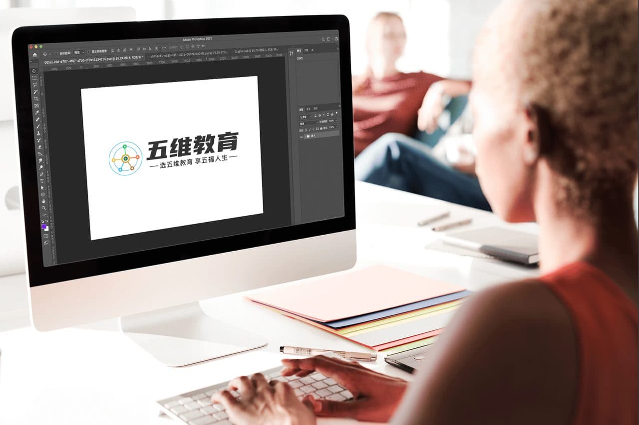 办公室女士工作桌面mac电脑ps办公场景vi logo样机想效果图