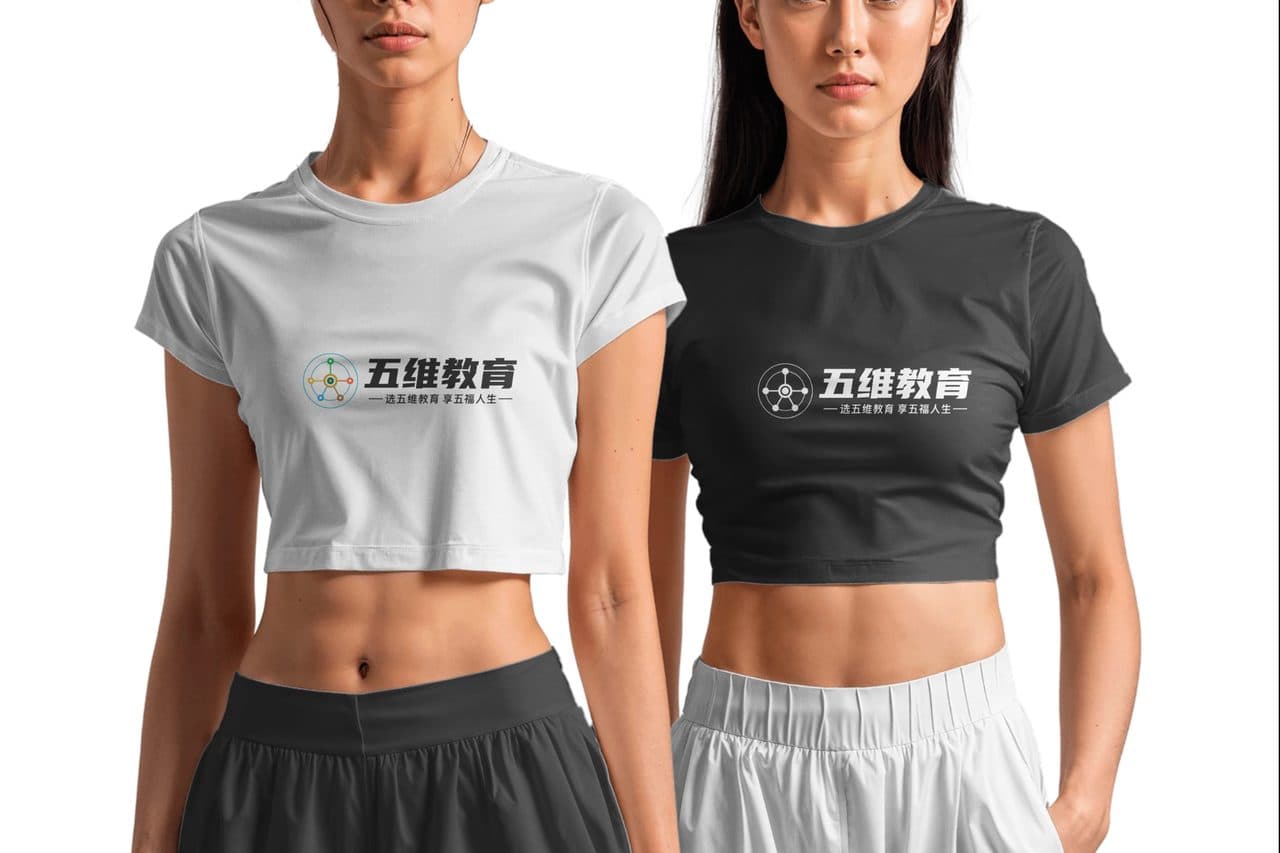 年轻女士身穿T恤运动裤logo vi样机效果图