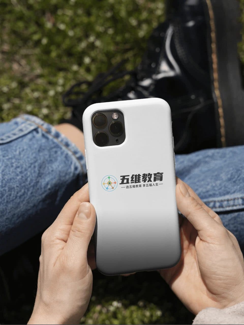 户外手拿手机带手机壳logo样机