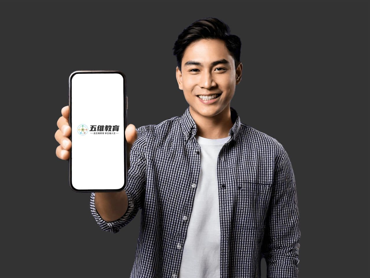 男士手拿手机 vi logo样机效果图