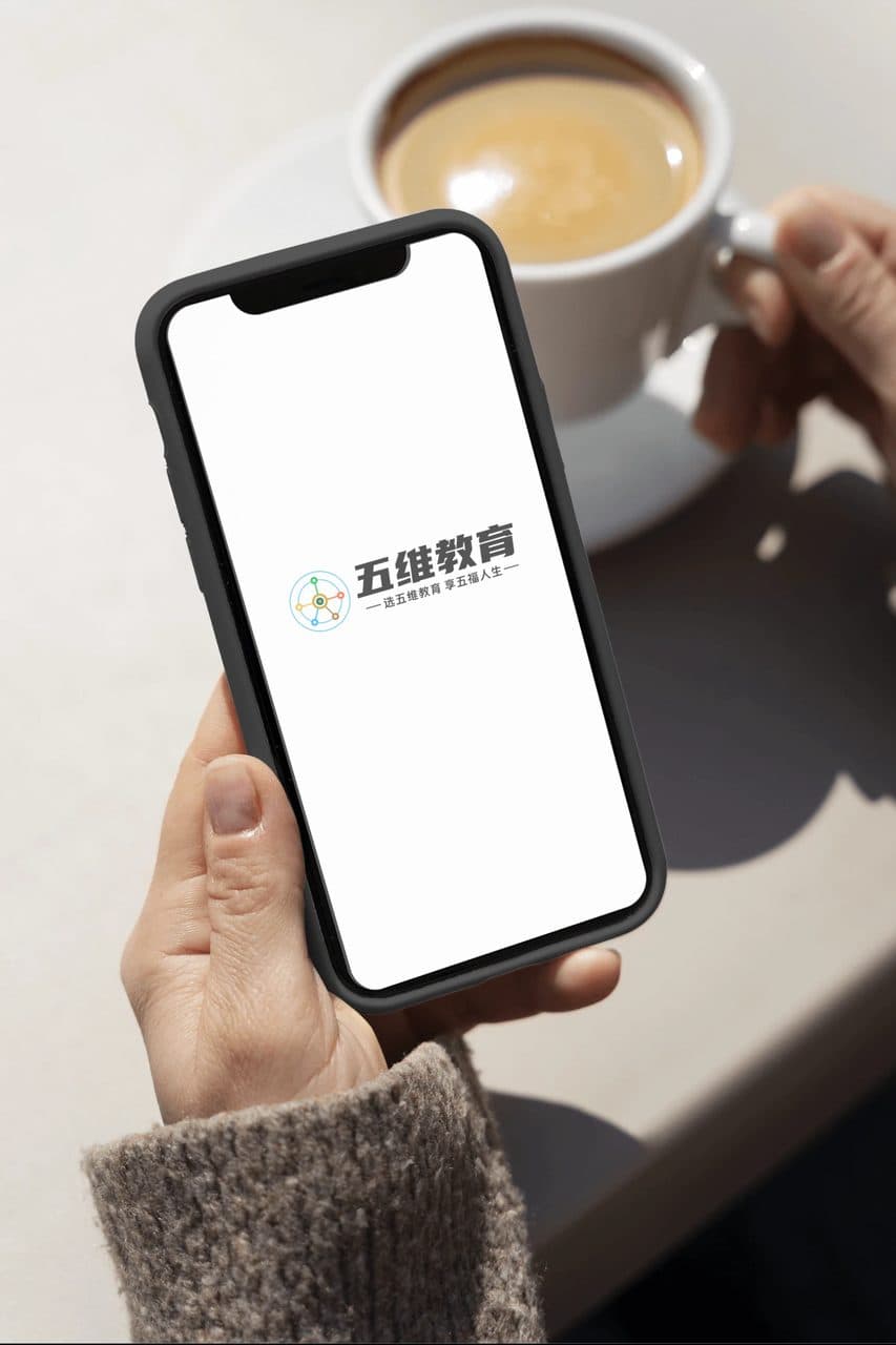 真实人物喝咖啡手拿手机iphone logo样机