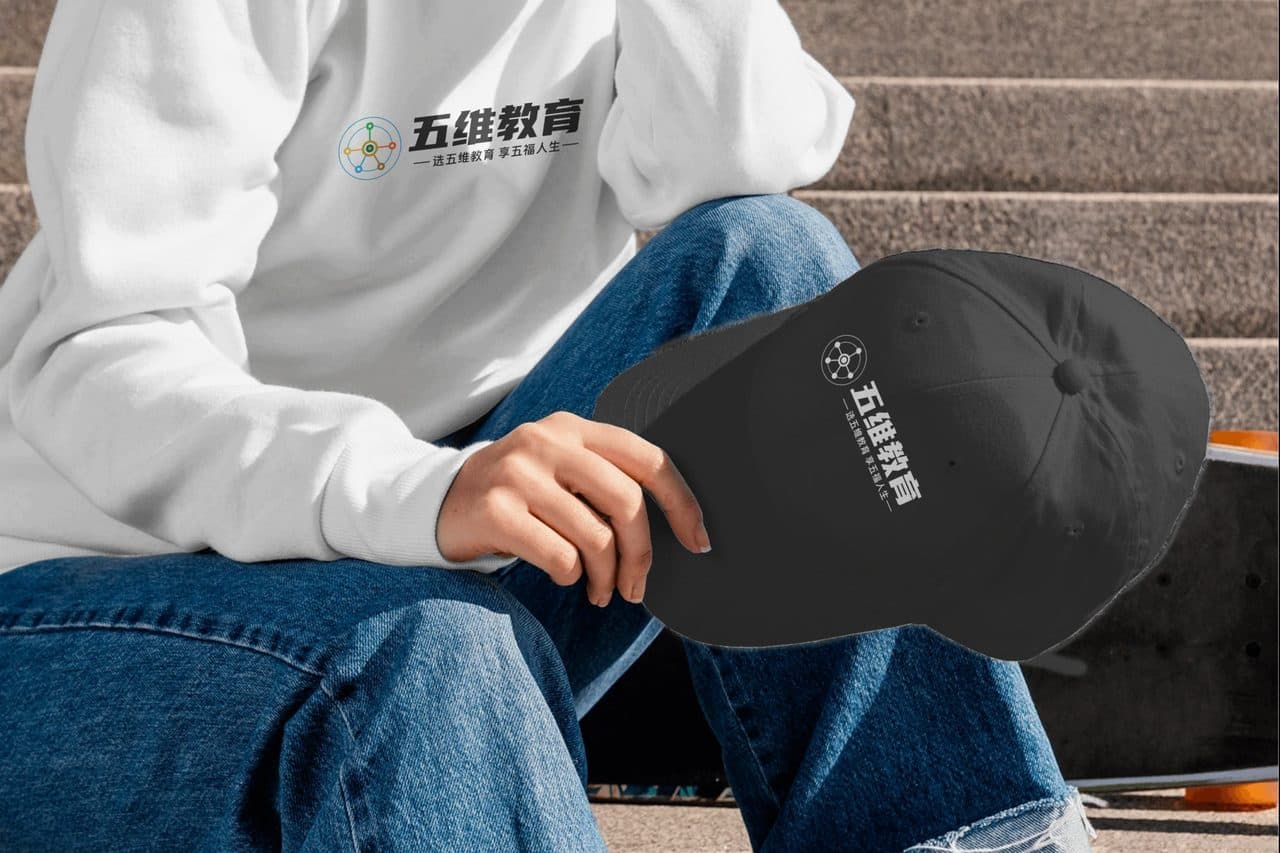 身穿卫衣手拿棒球帽_帽子logo vi样机效果图
